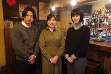左から増田貴久、柚月裕子、橋本愛。