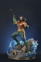「Prime1Studio DC Comics & Movies Special GALLERY」で展示されるアクアマンのスタチュー。