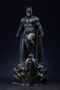 「Prime1Studio DC Comics & Movies Special GALLERY」で展示されるバットマンのスタチュー。