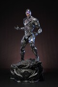 「Prime1Studio DC Comics & Movies Special GALLERY」で展示されるサイボーグのスタチュー。