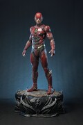 「Prime1Studio DC Comics & Movies Special GALLERY」で展示されるフラッシュのスタチュー。