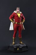 「Prime1Studio DC Comics & Movies Special GALLERY」で展示されるシャザムのスタチュー。