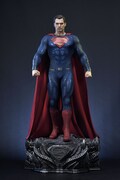 「Prime1Studio DC Comics & Movies Special GALLERY」で展示されるスーパーマンのスタチュー。