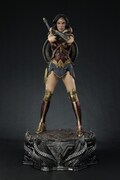「Prime1Studio DC Comics & Movies Special GALLERY」で展示されるワンダーウーマンのスタチュー。