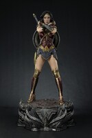 「Prime1Studio DC Comics & Movies Special GALLERY」で展示されるワンダーウーマンのスタチュー。