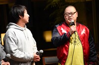 左から村尾嘉昭、爪切男。