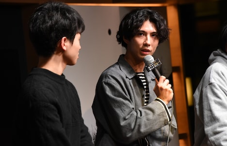 賀来賢人（右）