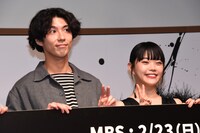 左から賀来賢人、アイナ・ジ・エンド。