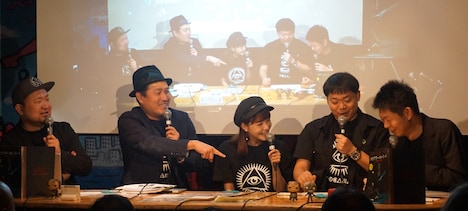 「首都神話×映画『スケアリーストーリーズ』スペシャルコラボトークイベント」の様子。左からタムケン、スギ。、岸明日香、ゆっきー、島田秀平。