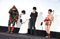 外国人に挨拶する高畑充希（中央左）と、ムエタイ風ポーズを取る山崎賢人（中央右）。