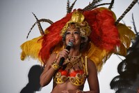 感想を語るセネガル出身の観客。