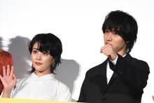 パンチする山崎賢人（右）。