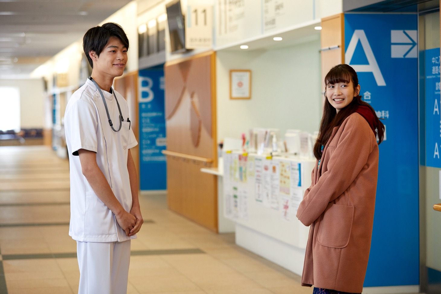左から竹内唯人、岡本夏美。