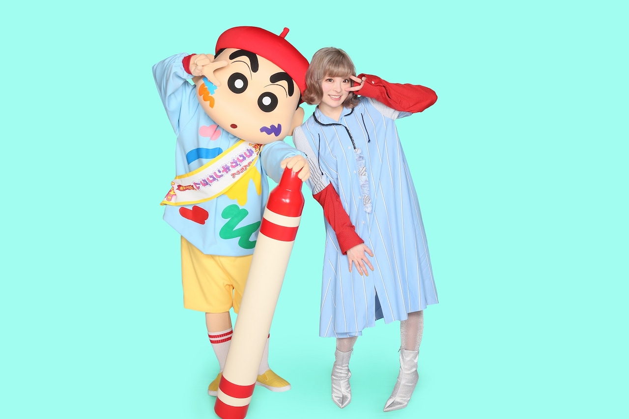 左から野原しんのすけ、きゃりーぱみゅぱみゅ。