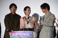 左から田中圭、北川景子、千葉雄大。