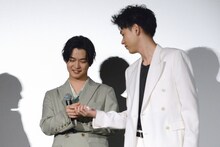 成田凌（右）からハンカチを受け取る千葉雄大（左）。