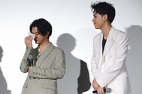 涙をぬぐう千葉雄大（左）。