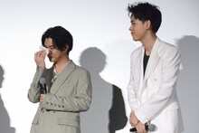 涙をぬぐう千葉雄大（左）。