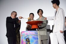 千葉雄大（中央）の持つ盃に酒を入れる登壇者たち。