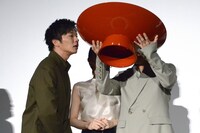 残りの酒の量を確認する田中圭（左）。