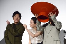 振る舞い酒を飲む千葉雄大（右）。