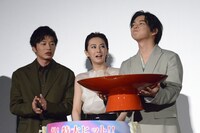 振る舞い酒を飲みきった千葉雄大（右）。