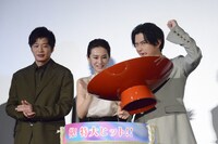 振る舞い酒を飲みきりガッツポーズを決める千葉雄大（右）。