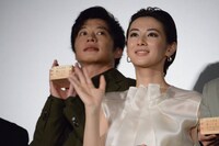 左から田中圭、北川景子。