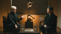 坂本龍一とビー・ガンの対談の様子。