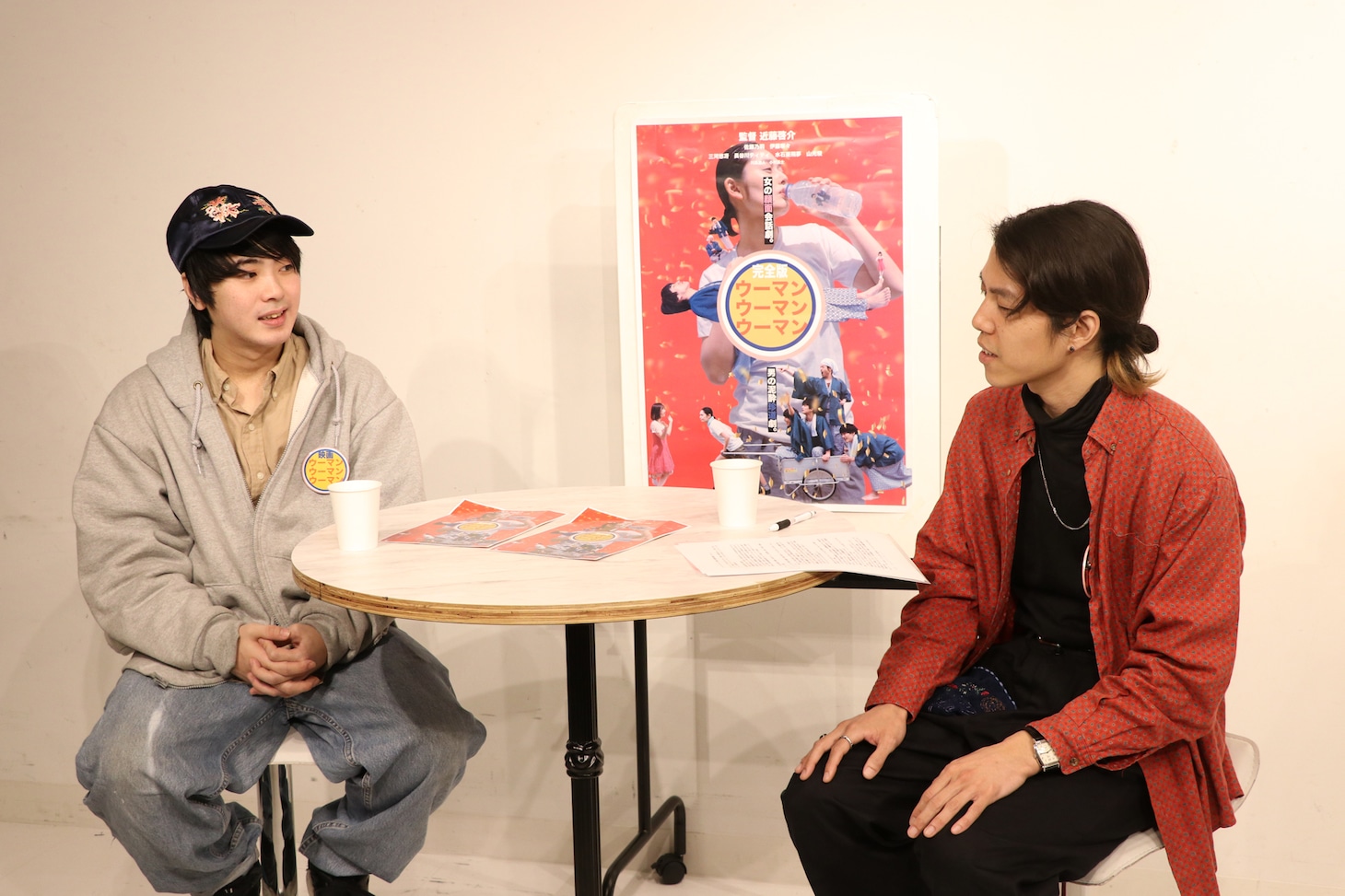 左から近藤啓介、活弁シネマ倶楽部MCの折田侑駿。