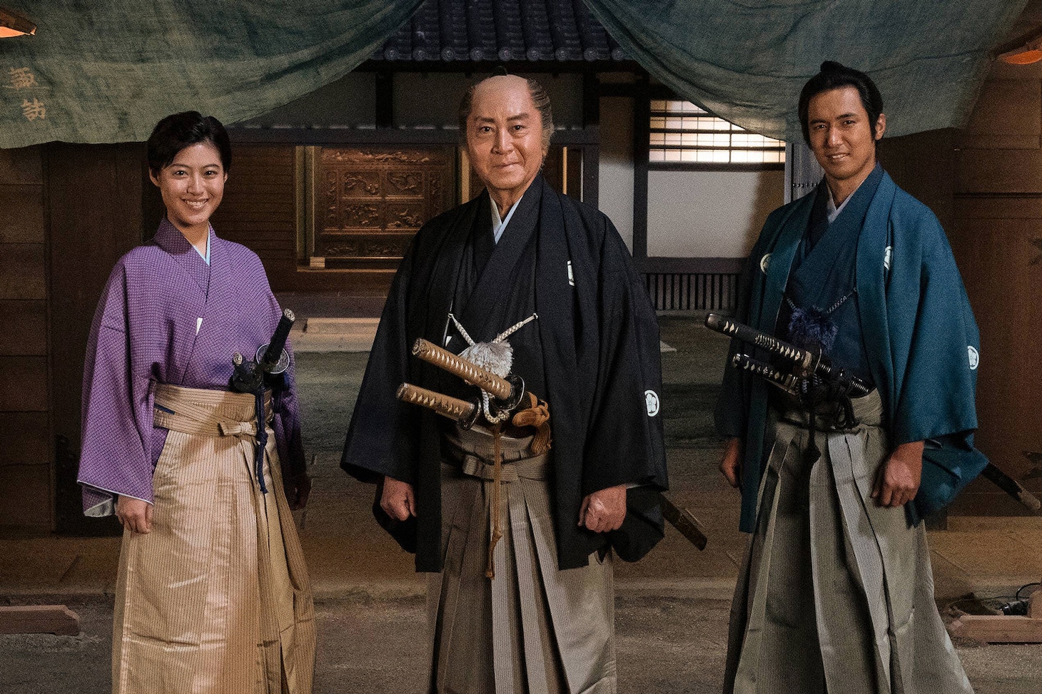 左から瀧本美織、北大路欣也、高橋光臣。