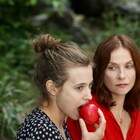 白雪姫モチーフにしたスリラー公開、イザベル・ユペールが嫉妬に狂う義母演じる