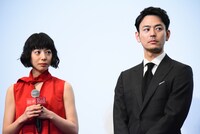 左から夏帆、妻夫木聡。