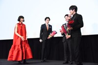 MCから「花束を渡す際に思いを伝えてください」と言われ照れる間宮祥太朗（右）。