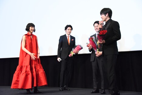 MCから「花束を渡す際に思いを伝えてください」と言われ照れる間宮祥太朗（右）。