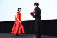 間宮祥太朗から夏帆に花束が渡される様子。