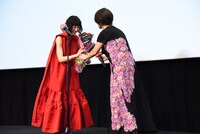 三島有紀子から夏帆に花束が渡される様子。