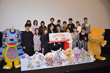 「デジモンアドベンチャー LAST EVOLUTION 絆」公開記念舞台挨拶の様子。前列左からガブモンのきぐるみ、櫻井孝宏、田村睦心、山口眞弓、細谷佳正、花江夏樹、坂本千夏、三森すずこ、重松花鳥、アグモンのきぐるみ。後列左から徳光由禾、M・A・O、竹内順子、池田純矢、吉田仁美、山田きのこ、榎木淳弥、松本美和、田口智久監督。