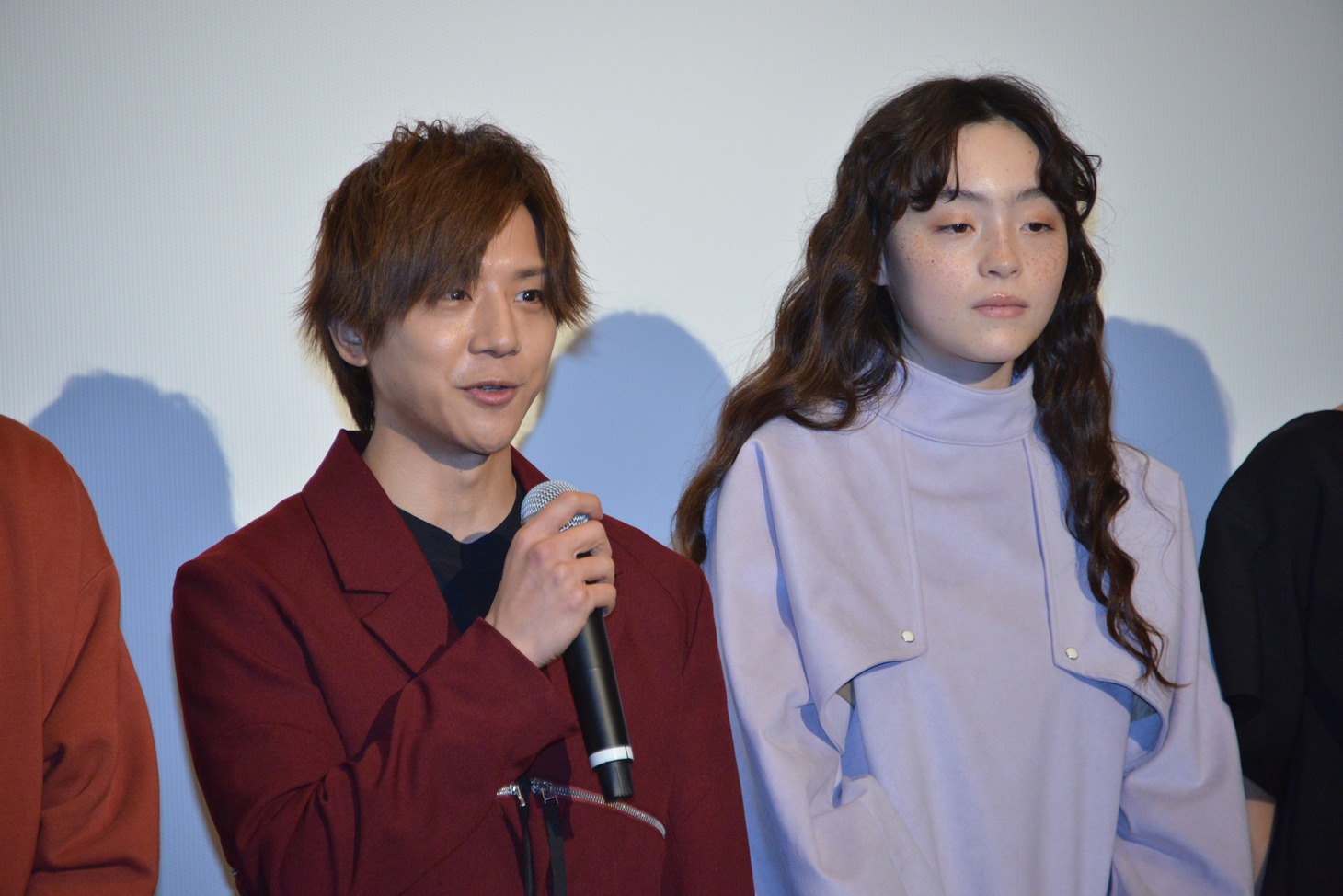 左から椎名鯛造、モトーラ世理奈。