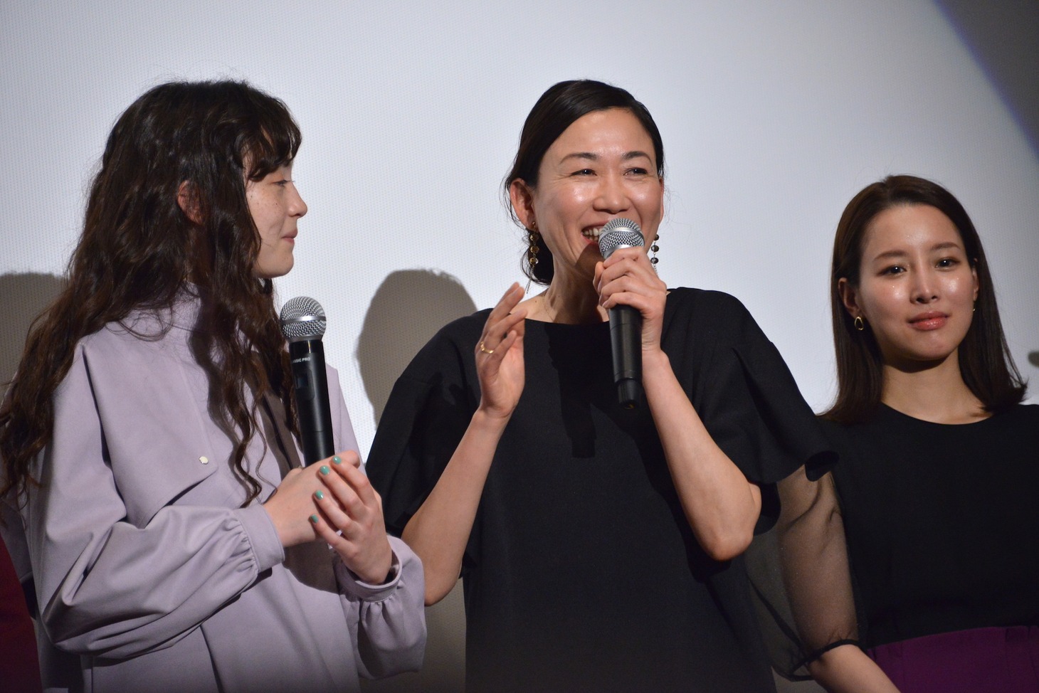 左からモトーラ世理奈、大島葉子、真宮葉月。