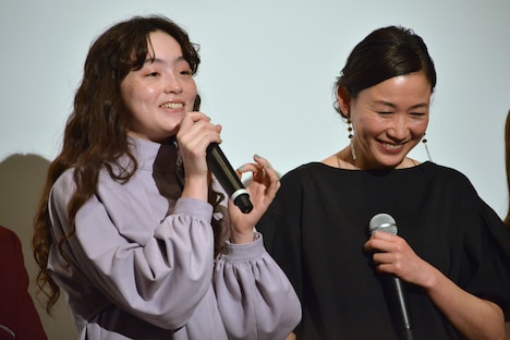 左からモトーラ世理奈、大島葉子。