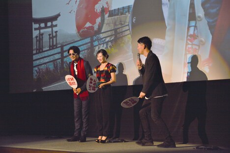 左から毎熊克哉、武田梨奈、青山フォール勝ち。