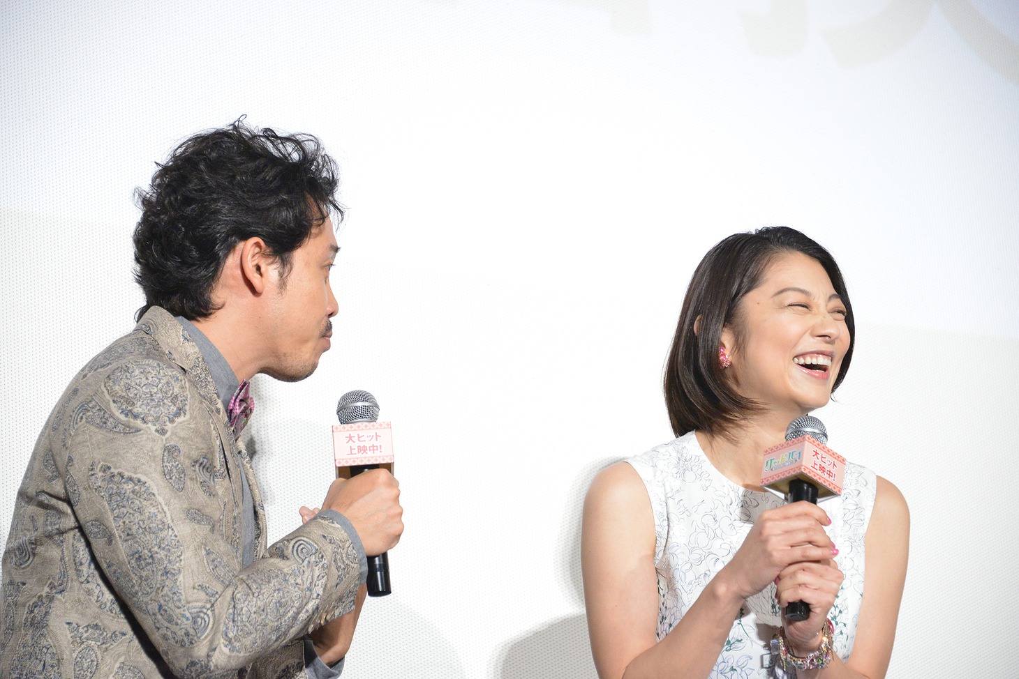 左から大泉洋、小池栄子。