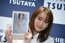 お気に入りカットを紹介する飯豊まりえ。