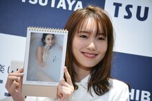 お気に入りカットを紹介する飯豊まりえ。