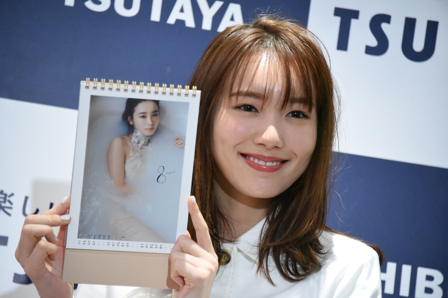 お気に入りカットを紹介する飯豊まりえ。