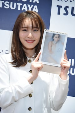 飯豊まりえ“触りたくなるカレンダー”発売、ドラマの現場で「青春を  