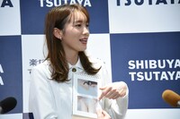 お気に入りカットを紹介する飯豊まりえ。