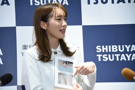 お気に入りカットを紹介する飯豊まりえ。