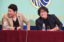 左からソン・ガンホ、ポン・ジュノ。